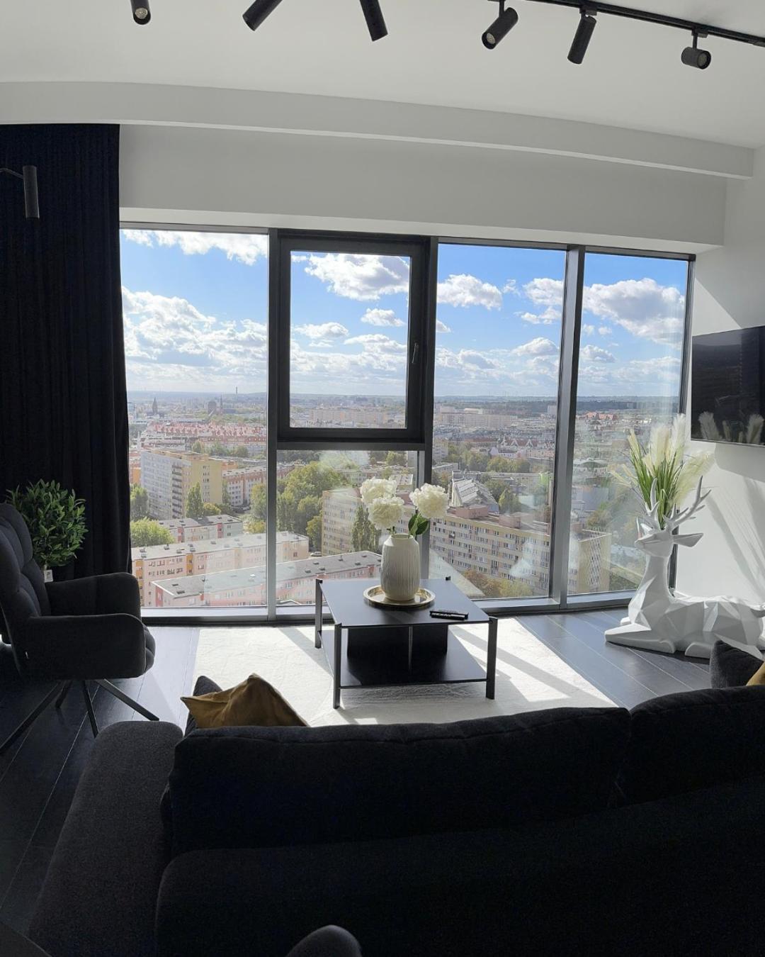 Apartment Hanza Black & White 17th Floor & Pool Free Parking By Stayly
